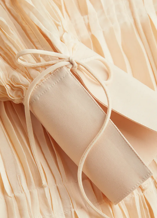 Плиссированное ванильное платье h&m s_m_l8 фото