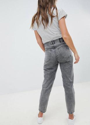 Джинсы pull&bear basic mom jeans in washed grey - s4 фото