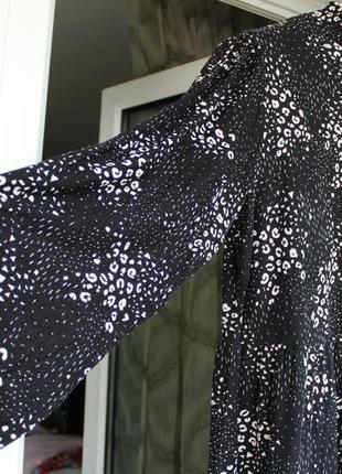 Комфортное просторное трикотажное ярусное платье с широкими рукавами на резинках5 фото