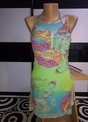 Красивый яркий сарафан.