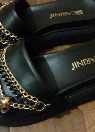 Чорні шльопанці на високій підошві з ланцюгами і черепом