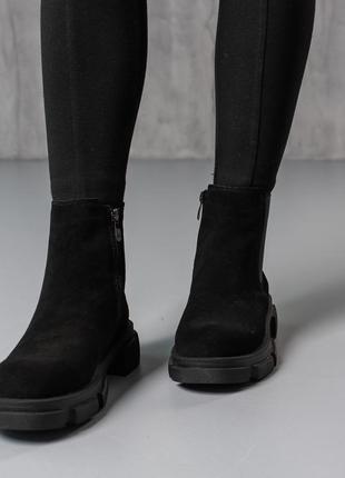 Демисезонные женские замшевые челси в черном цвете6 фото