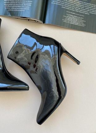 Ботинки черные лаковые на средних каблуках3 фото