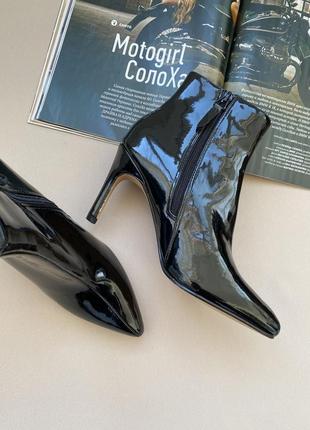 Ботинки черные лаковые на средних каблуках2 фото
