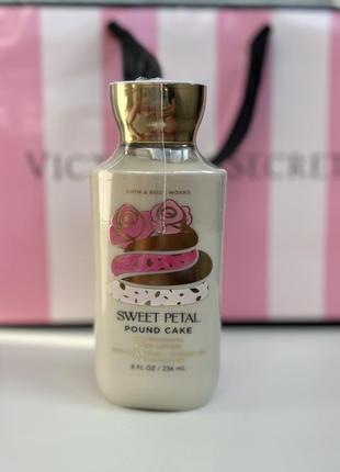 Лосьйон для тіла bath and body works sweet petal pound cake оригінал