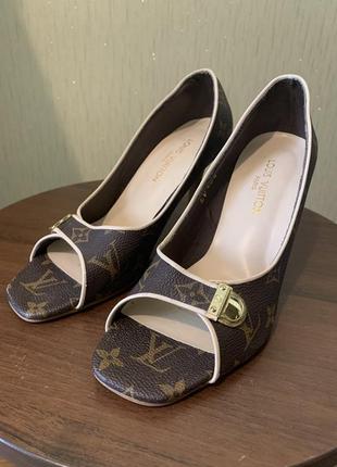 Шкіряні туфлі louis vuitton оригінал брендові босоніжки на каблуку 38