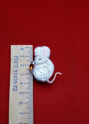 Мила крихітна брошка мишка з зернятком -символ 2020 року на щастя4 фото