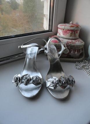 Нарядные серебристые босоножки