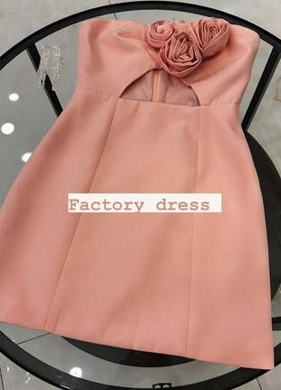 Платье розовое мини с декоративным цветком4 фото