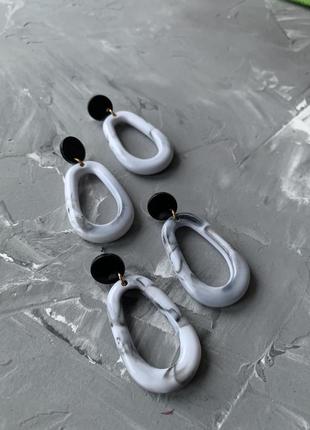 Сережки акрилові з мармуровими розводами чорна білизна в стилі 80з2 фото