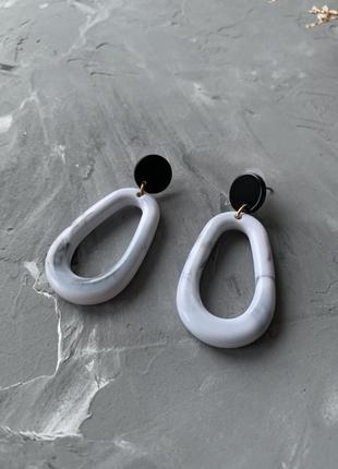 Сережки акрилові з мармуровими розводами чорна білизна в стилі 80з5 фото