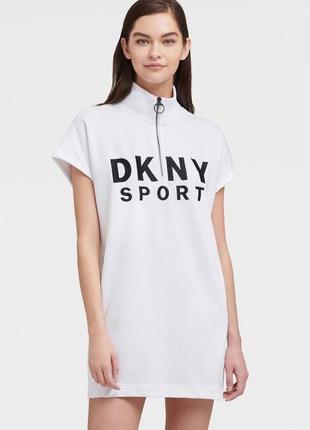 Біле плаття з написом у спортивному стилі dkny