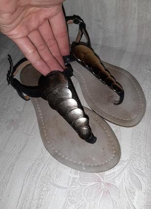 Чёрные блестящие босоножки-вьетнамки с золотыми кружочками