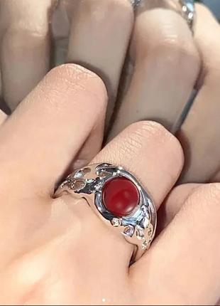 Серебристое кольцо с красным камнем