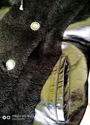 Роскошная мутоновая шуба шубка меховое пальто глянцевая кожа капюшон енот зимняя tazetta4 фото