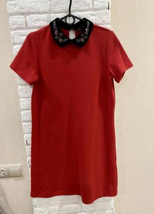 Красное платье с вышитым бисером воротником