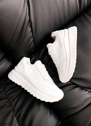 Кросівки жіночі