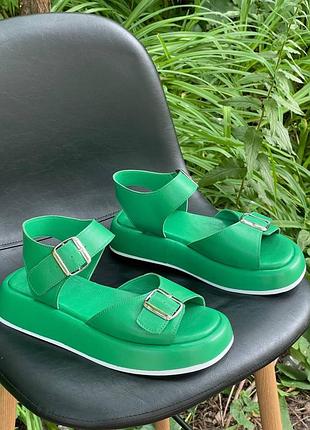 Ярко зеленые кожаные босоножки с пряжками много цветов2 фото
