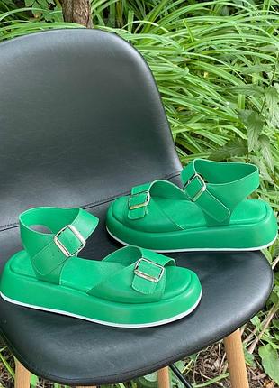 Ярко зеленые кожаные босоножки с пряжками много цветов3 фото