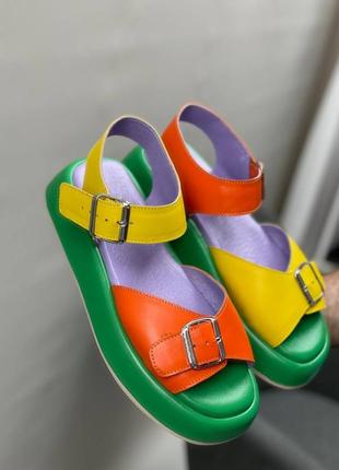 Яркие разноцветные кожаные босоножки с пряжками на широкую ногу5 фото