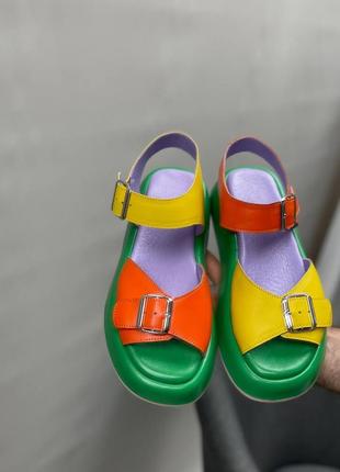 Яркие разноцветные кожаные босоножки с пряжками на широкую ногу6 фото