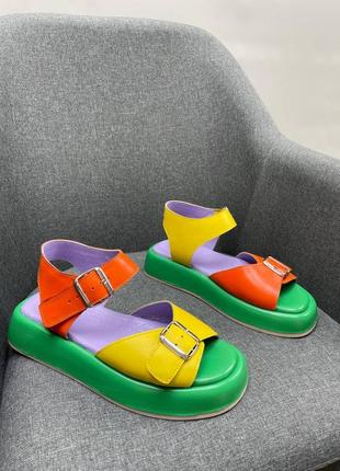 Яркие разноцветные кожаные босоножки с пряжками на широкую ногу4 фото