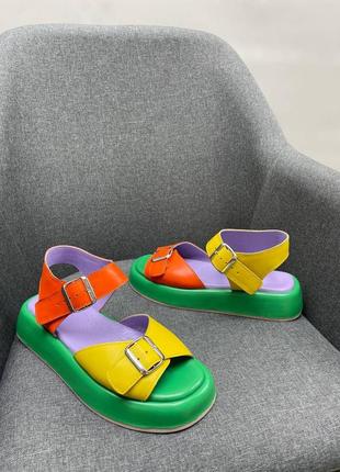 Яркие разноцветные кожаные босоножки с пряжками на широкую ногу3 фото