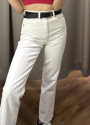 Белые джинсы новые укороченные