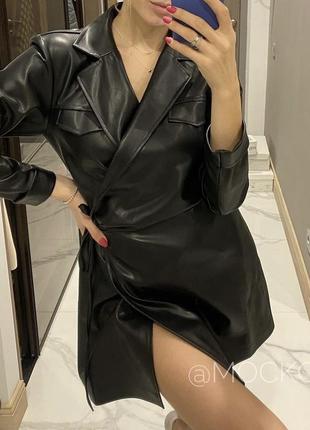 Черное базовое платье из экокожи