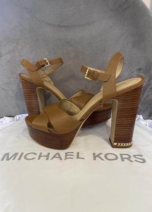 Босоніжки на каблуку michael kors