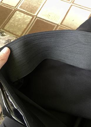 Стильные лаковые брюки на резинке3 фото