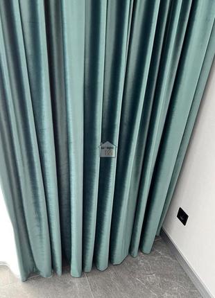 Красивые велюровые шторы с бархатным оттенком мятного цвета на окна в спальню, зал №23, 2 шторы