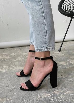 Босоножки на каблуке