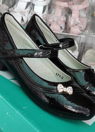 Школьные черные лаковые туфли для девочки на каблуке2 фото