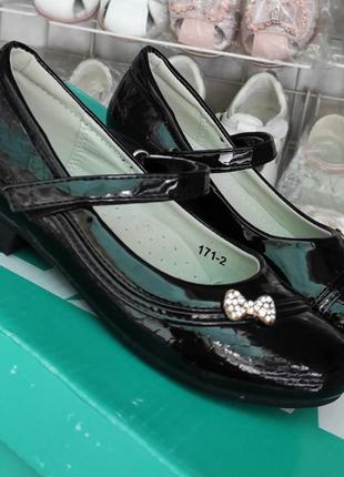 Школьные черные лаковые туфли для девочки на каблуке3 фото