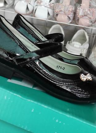 Школьные черные лаковые туфли для девочки на каблуке4 фото