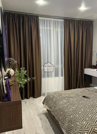 Плотные шторы блэкаут матовые темно-коричневого цвета на окна в спальню, зал и на...