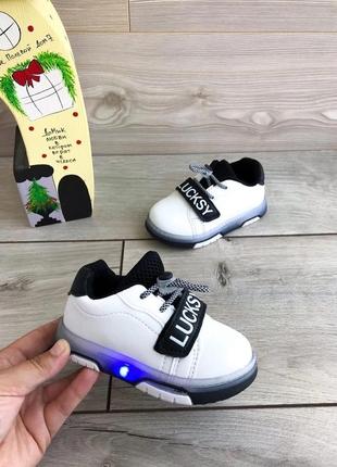 Белоснежные кроссовки с подсветкой1 фото