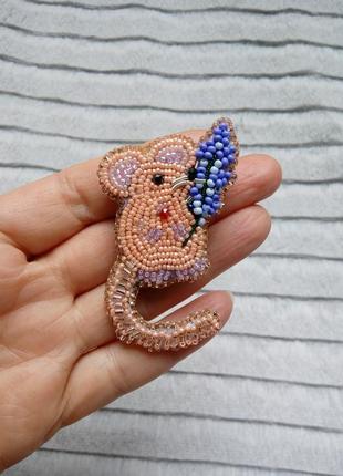 Мі-мишная брошка мишка з лавандою в кораловому кольорі - символ 2020 року