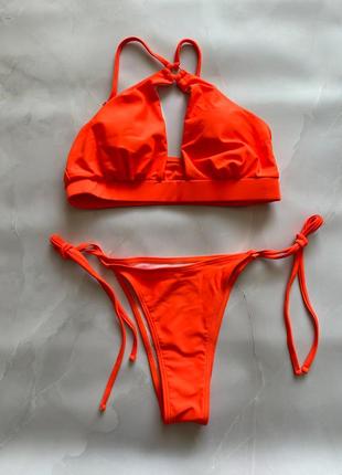 Яркий неоновый оранжевый женский купальник с декольте через шею плавки завязках