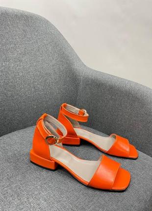 Яркие оранжевые босоножки на низком каблуке много цветов5 фото