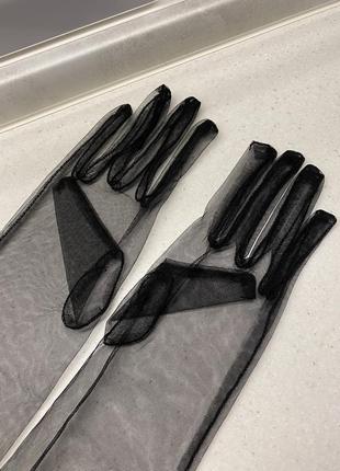 Длинные элегантные прозрачные фатиновые перчатки из сетки фатина для фото в сеточку4 фото
