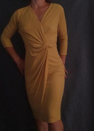 Платье-миди желтого цвета на запах1 фото