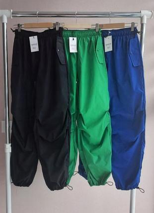 Трендовые брюки карго на резующих резинках широкие парашюты cargo стильные черные зеленые синие7 фото