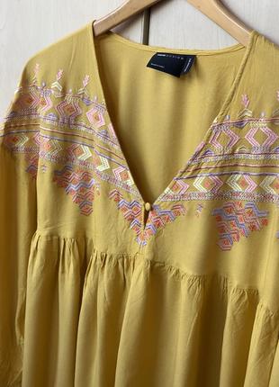 Яркое платье свободного фасона с вышитым орнаментом в горчичном цвете от asos6 фото