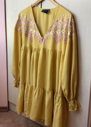 Яркое платье свободного фасона с вышитым орнаментом в горчичном цвете от asos1 фото