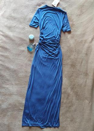 Базовое стильное эффектное платье голубое с разрезами по бокам с присборками по бокам3 фото
