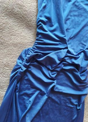 Базовое стильное эффектное платье голубое с разрезами по бокам с присборками по бокам6 фото