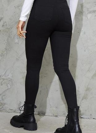 Черные рваные узкие джинсы4 фото