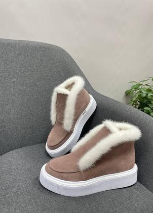 Бежевые замшевые ботинки высокие лоферы с опушкой из меха норки много цветов